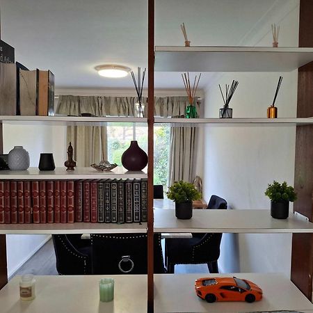 Nicely Decorated 3 Bedroom House Near Heathrow, London Staines-upon-Thames Bagian luar foto