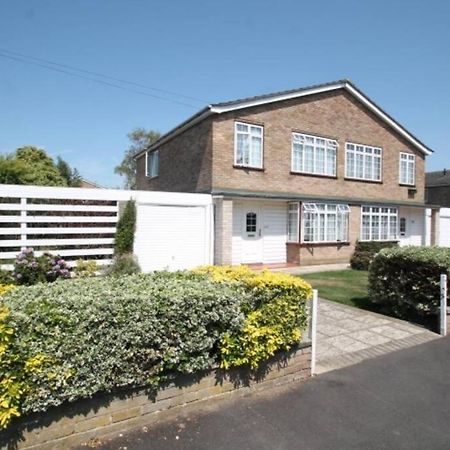 Nicely Decorated 3 Bedroom House Near Heathrow, London Staines-upon-Thames Bagian luar foto