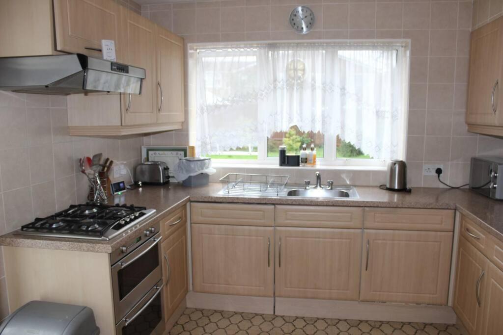 Nicely Decorated 3 Bedroom House Near Heathrow, London Staines-upon-Thames Bagian luar foto