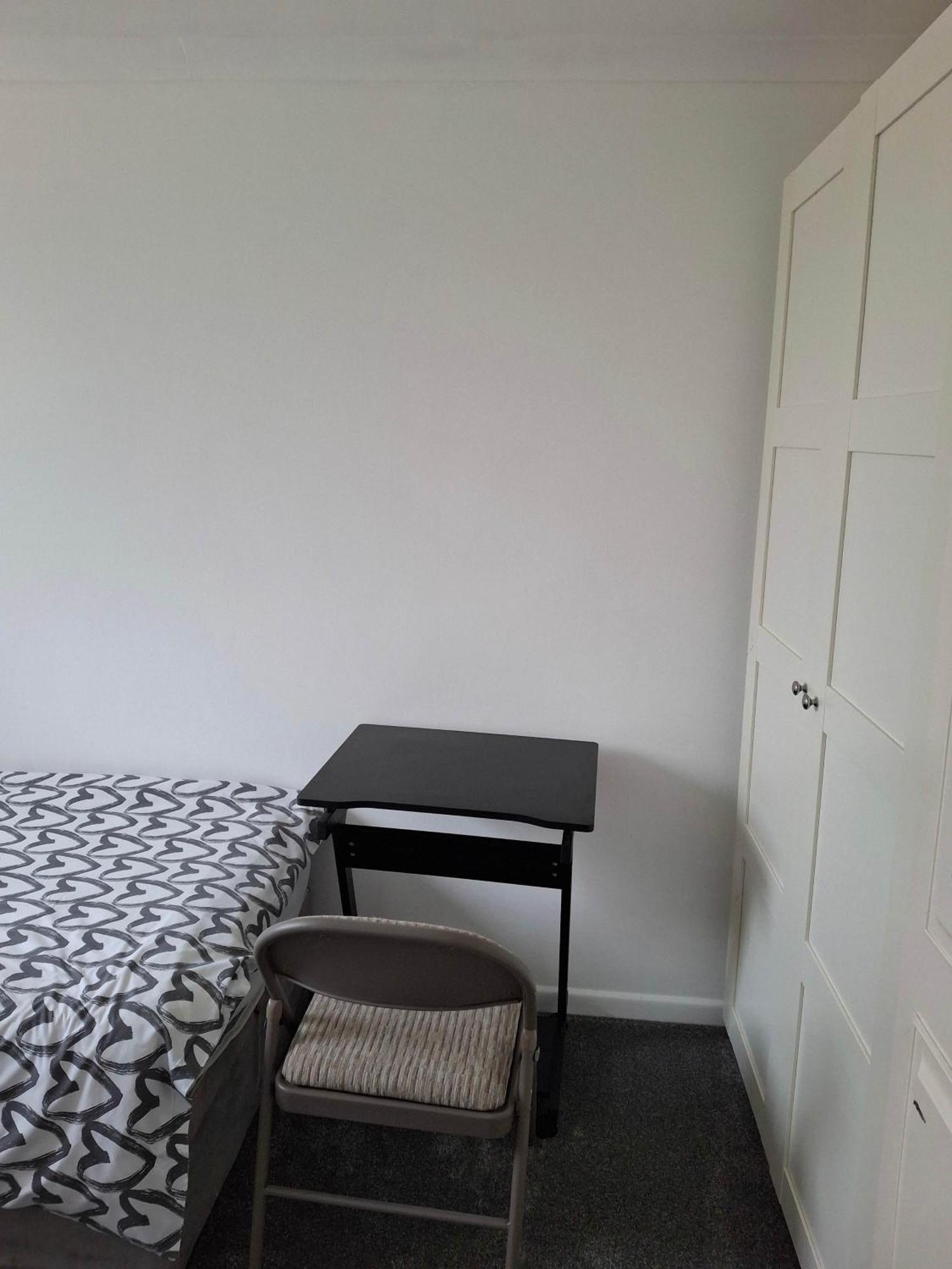 Nicely Decorated 3 Bedroom House Near Heathrow, London Staines-upon-Thames Bagian luar foto