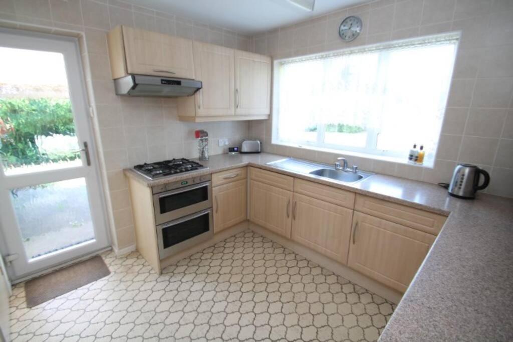 Nicely Decorated 3 Bedroom House Near Heathrow, London Staines-upon-Thames Bagian luar foto