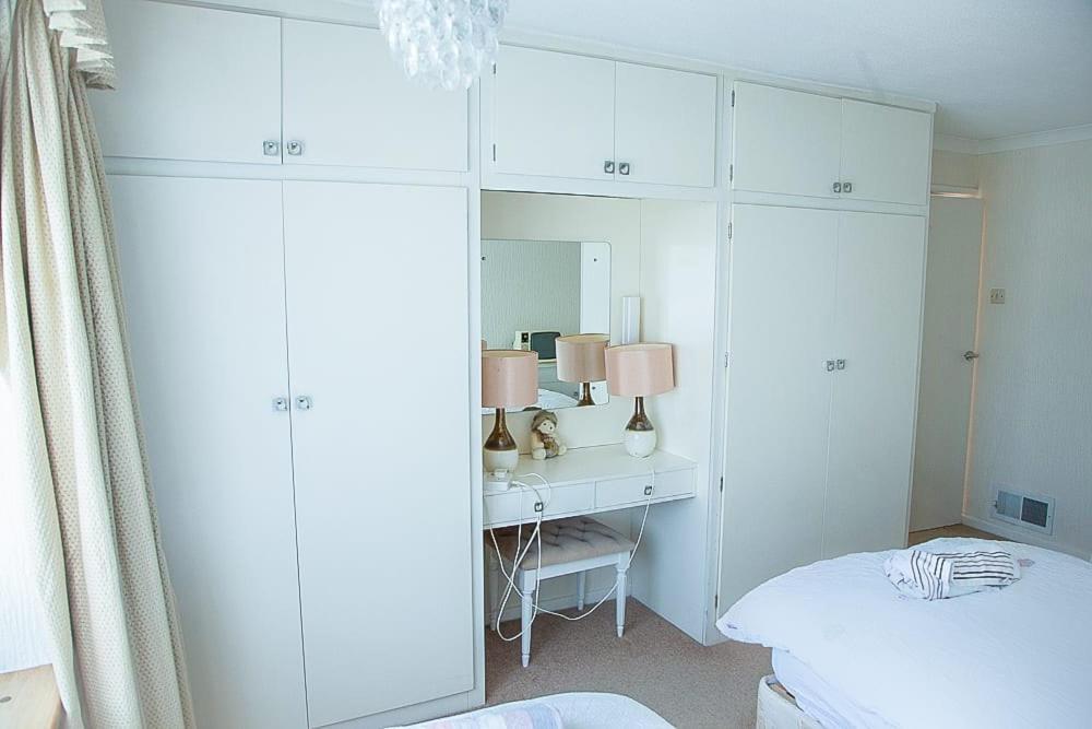 Nicely Decorated 3 Bedroom House Near Heathrow, London Staines-upon-Thames Bagian luar foto