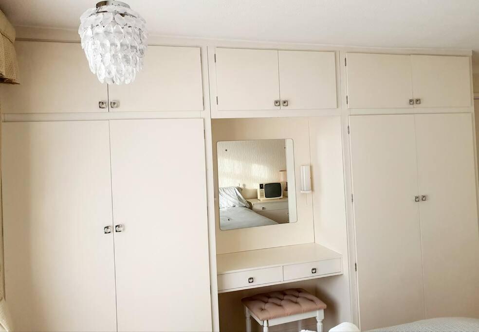 Nicely Decorated 3 Bedroom House Near Heathrow, London Staines-upon-Thames Bagian luar foto