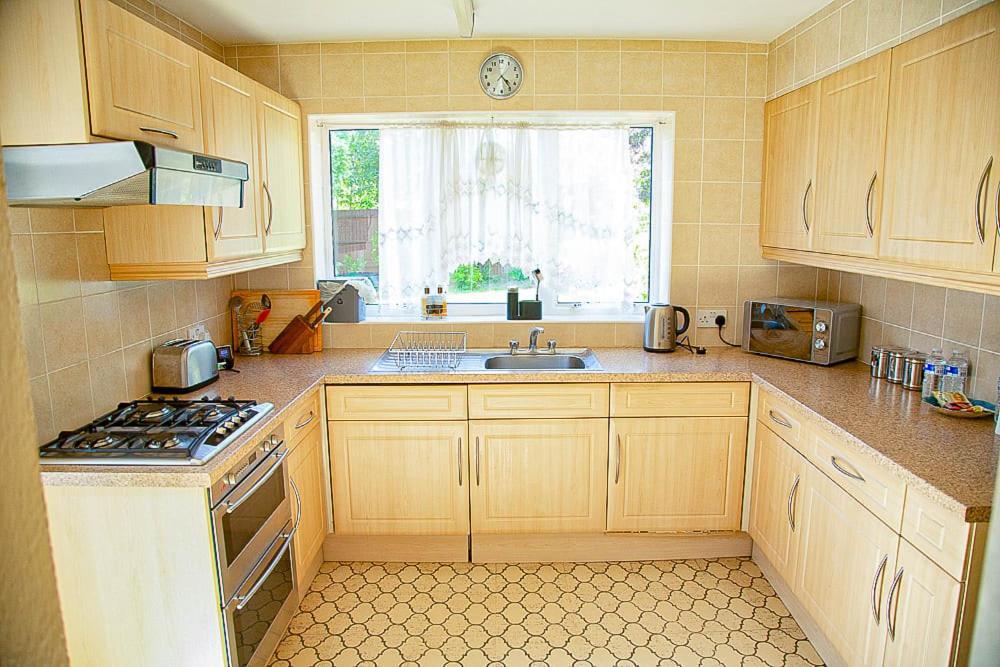 Nicely Decorated 3 Bedroom House Near Heathrow, London Staines-upon-Thames Bagian luar foto