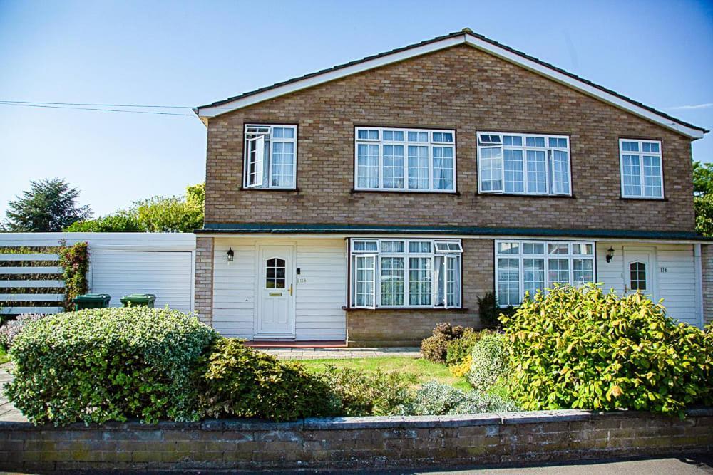 Nicely Decorated 3 Bedroom House Near Heathrow, London Staines-upon-Thames Bagian luar foto