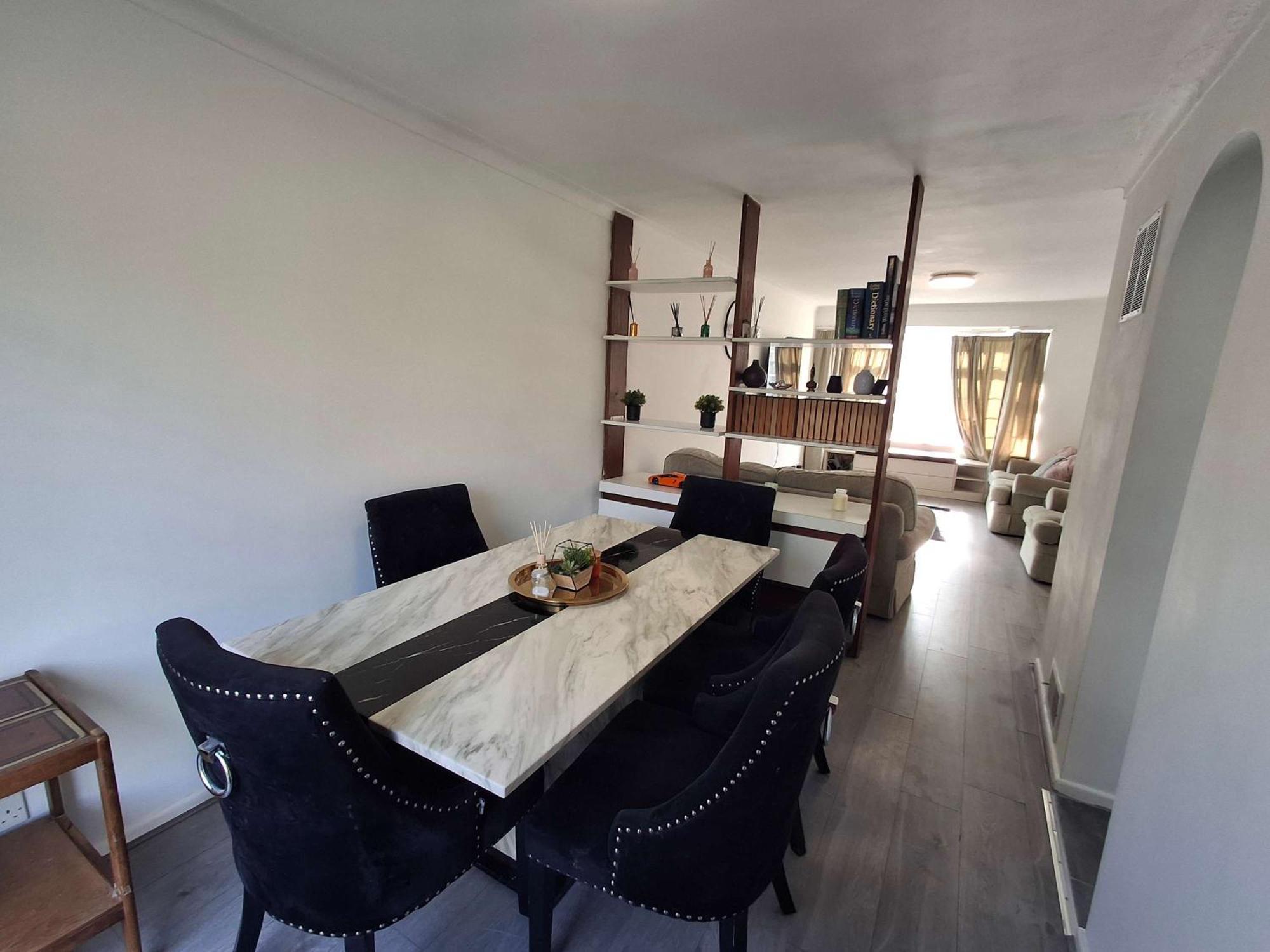 Nicely Decorated 3 Bedroom House Near Heathrow, London Staines-upon-Thames Bagian luar foto