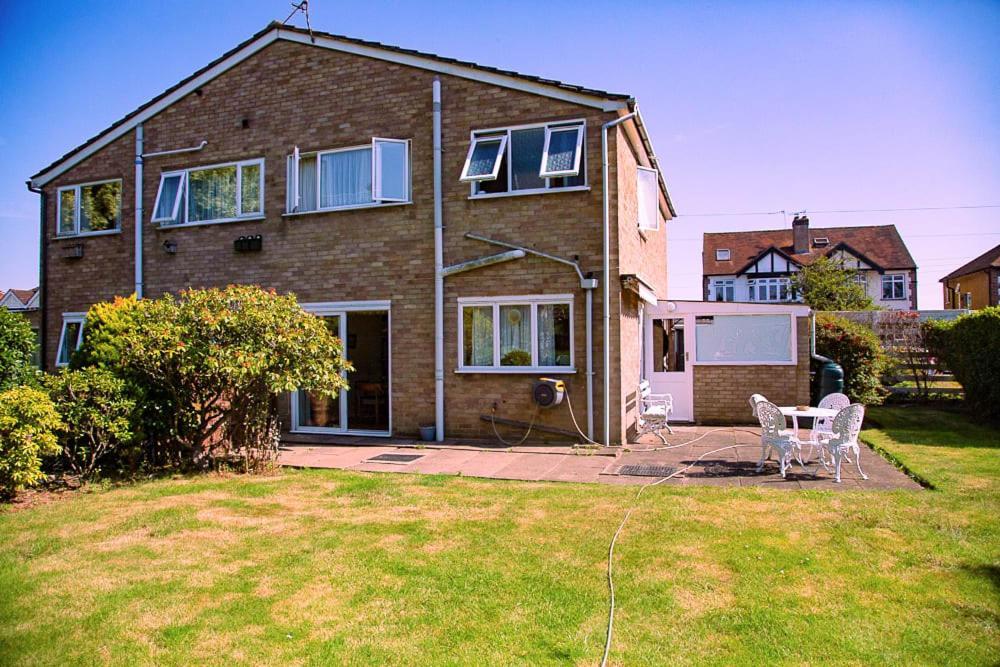 Nicely Decorated 3 Bedroom House Near Heathrow, London Staines-upon-Thames Bagian luar foto