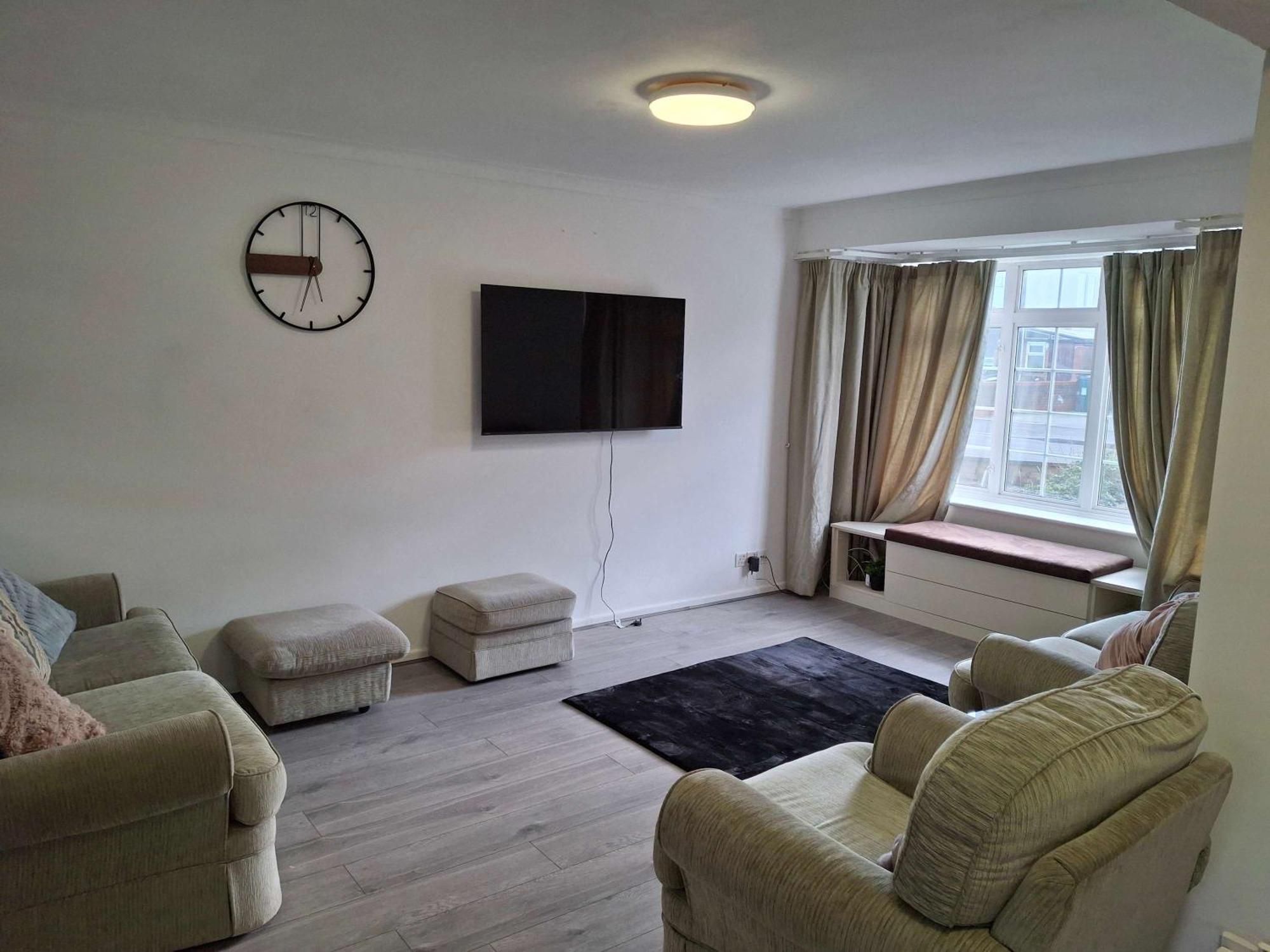 Nicely Decorated 3 Bedroom House Near Heathrow, London Staines-upon-Thames Bagian luar foto