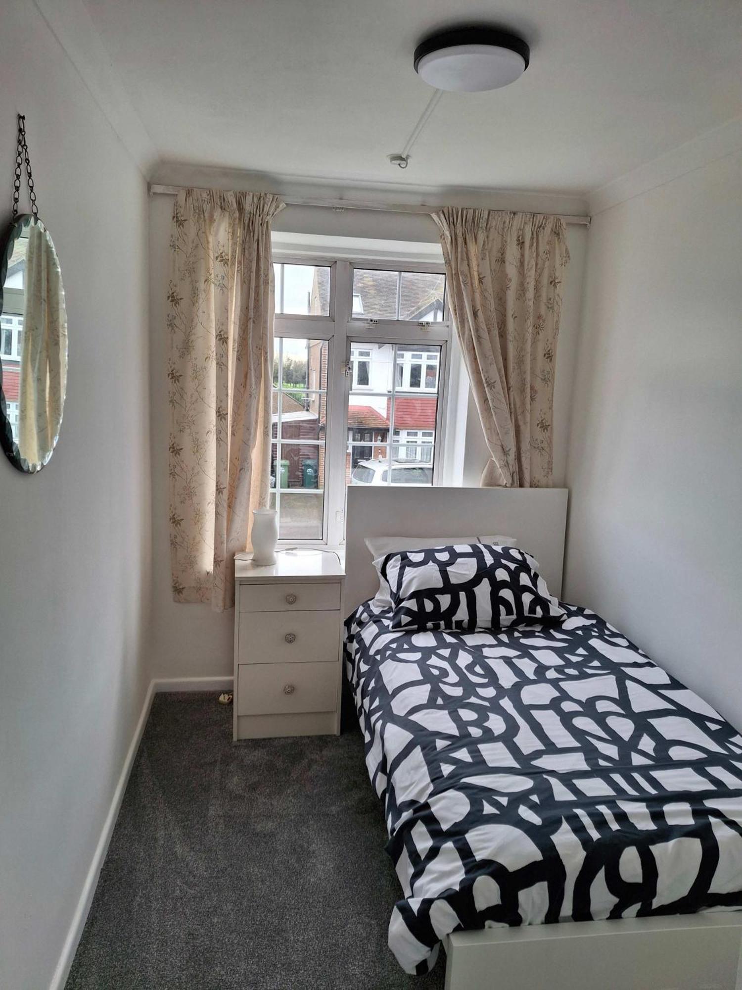 Nicely Decorated 3 Bedroom House Near Heathrow, London Staines-upon-Thames Bagian luar foto