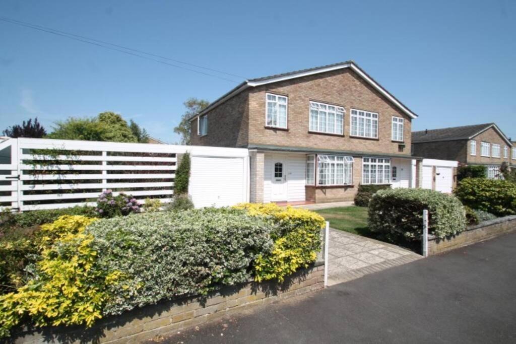 Nicely Decorated 3 Bedroom House Near Heathrow, London Staines-upon-Thames Bagian luar foto
