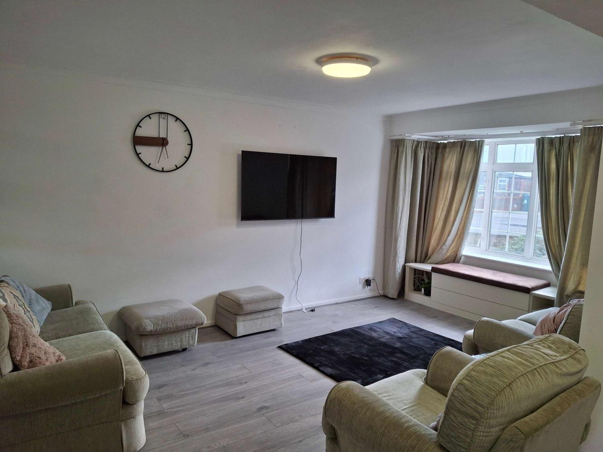 Nicely Decorated 3 Bedroom House Near Heathrow, London Staines-upon-Thames Bagian luar foto