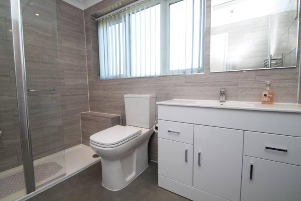 Nicely Decorated 3 Bedroom House Near Heathrow, London Staines-upon-Thames Bagian luar foto