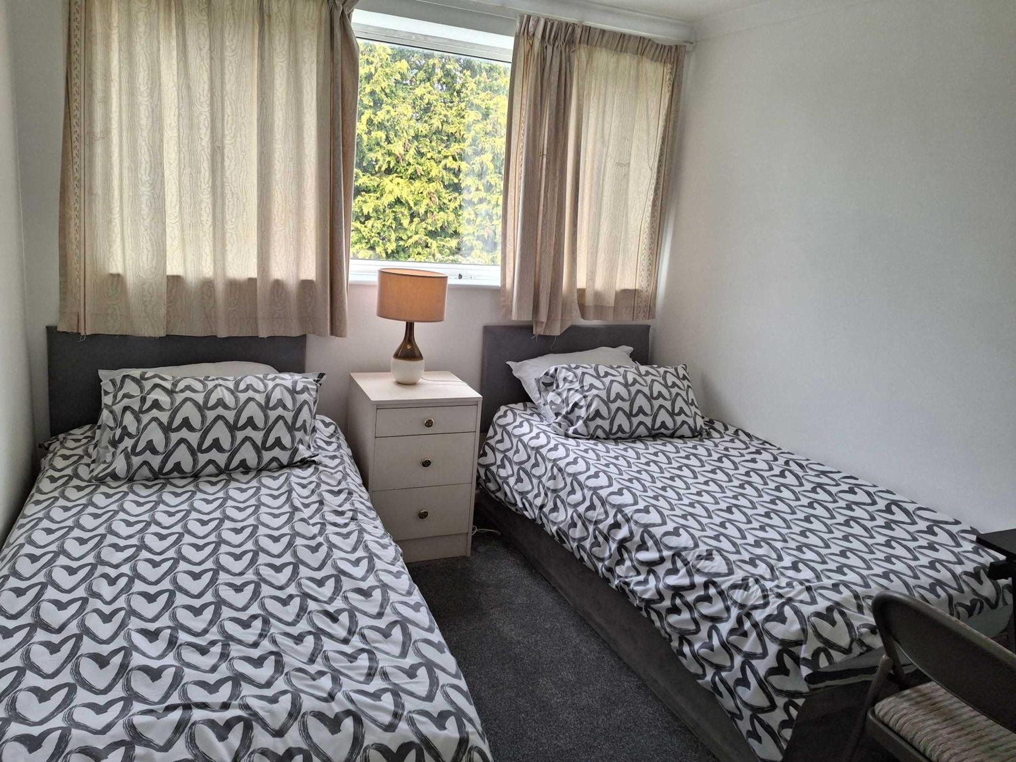 Nicely Decorated 3 Bedroom House Near Heathrow, London Staines-upon-Thames Bagian luar foto