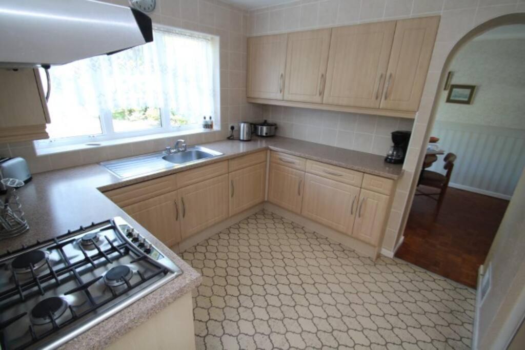 Nicely Decorated 3 Bedroom House Near Heathrow, London Staines-upon-Thames Bagian luar foto