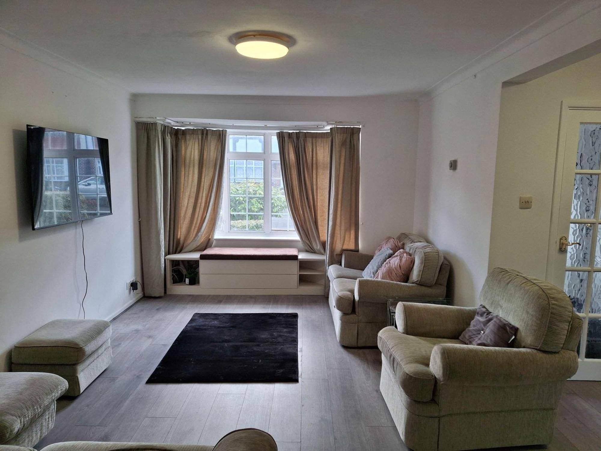 Nicely Decorated 3 Bedroom House Near Heathrow, London Staines-upon-Thames Bagian luar foto