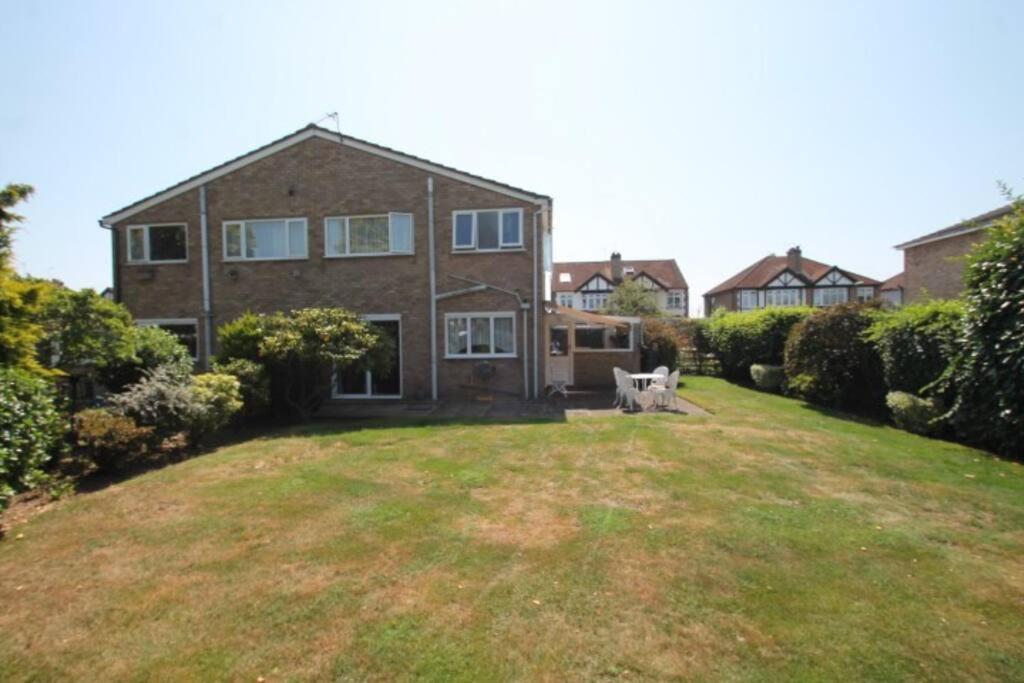 Nicely Decorated 3 Bedroom House Near Heathrow, London Staines-upon-Thames Bagian luar foto